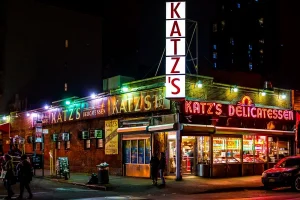 Katz’s Deli Casino: Икона Нью-Йорка в мире азартных игр и криминальных сюжетов